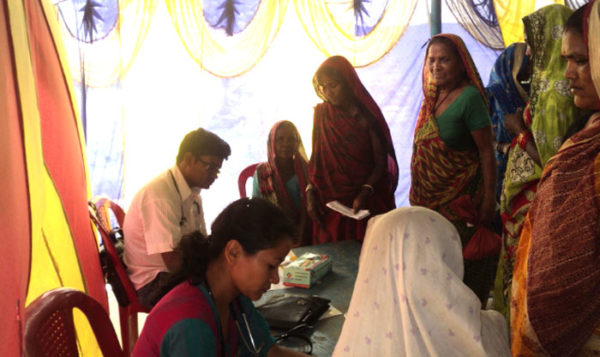 विराट मेडिकल कलेज टिचिङ्ग अस्पतालद्वारा सकरपुरामा निःशुल्क स्वास्थ्य शिविर