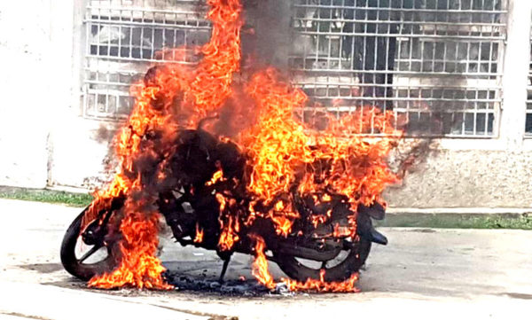 बन्दको अवज्ञा गरेको भन्दै राजविराजमा सरकारी गाडीमा आगजनी (फोटो फिचर समेत)