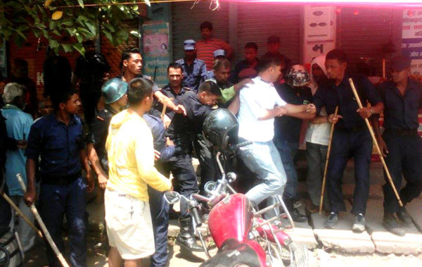 नवलपरासीमा एमालेको गाडी र कांग्रेस कार्यालयमा तोडफोड 