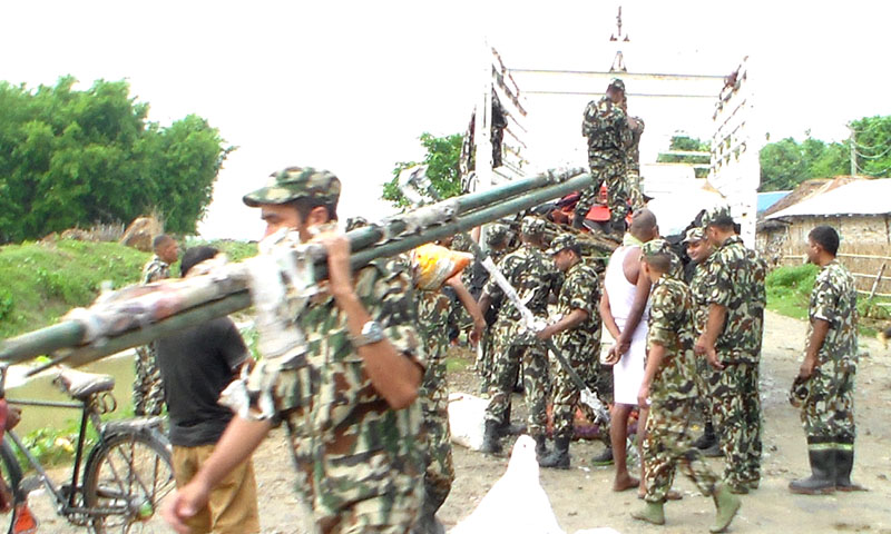 भत्किएको बाँध निर्माणमा जुटे सप्तरीको संयुक्त सुरक्षा फौजः स्थिति सहज हुँदै