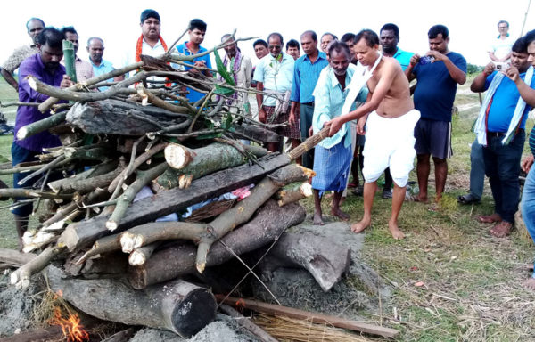 पत्रकार साहकी आमा फुलेश्वरी देवीको अन्त्येष्टि, सर्वसाधारणदेखि पूर्व मन्त्रीसम्म सहभागी 
