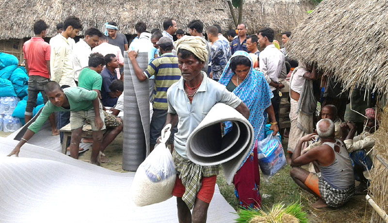 रौतहटका पत्रकारहरुको पहलमा सप्तरीका बाढी पीडितलाई राहत