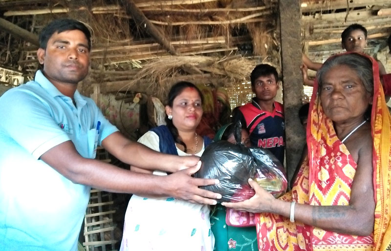 सांसद चौधरीद्वारा बाढी पीडितलाई सहयोग