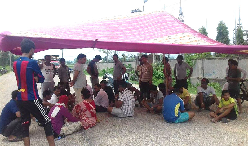 विद्युत लोडसेडिङ्ग विरुद्ध फत्तेपुर–कञ्चनपुर सडक अवरुद्ध