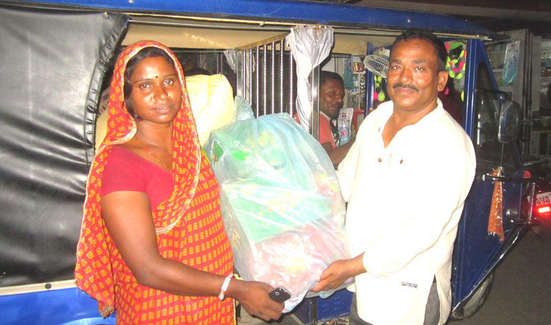 मलेठका बाढी पीडितलाई कांग्रेस नेताद्वारा देवद्वारा राहत सहयोग