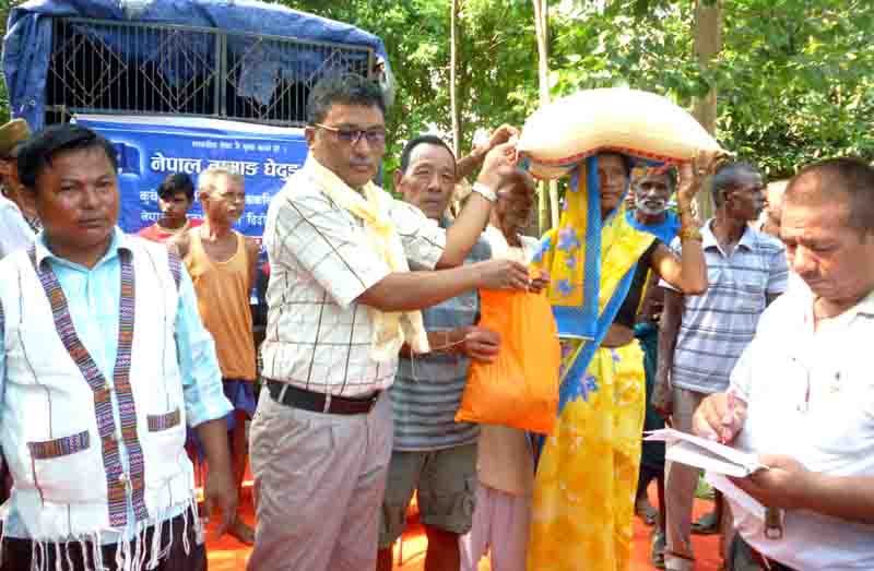 तामाङ घेदुङद्धारा कृष्णनगरका दलित बस्तीमा राहत वितरण