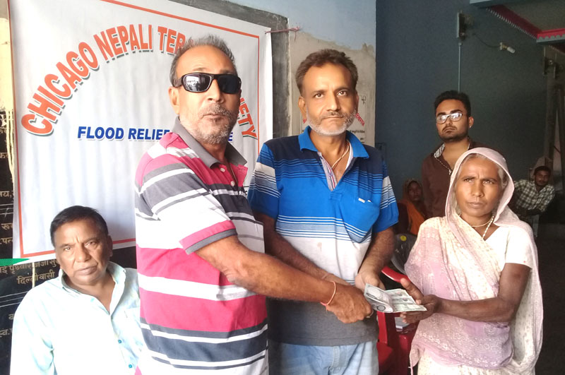 बाढीबाट ज्यान गुमाएका परिवारलाई नगद सहयोग