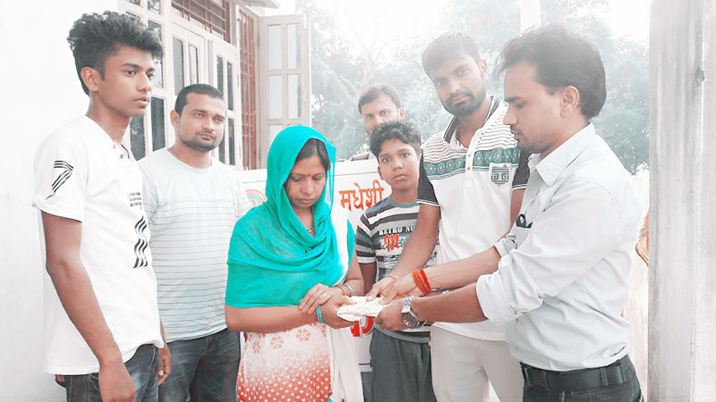 अमेरिका मधेशी समाजद्वारा शहिद आनन्द साहका परिवारलाई सहयोग