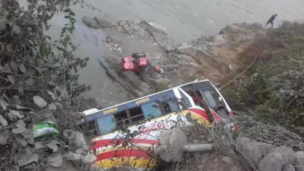 ‘बस दुर्घटनाका पीडित परिवारलाई क्षतिपूर्ति र चालकलाई कार्वाही गर’