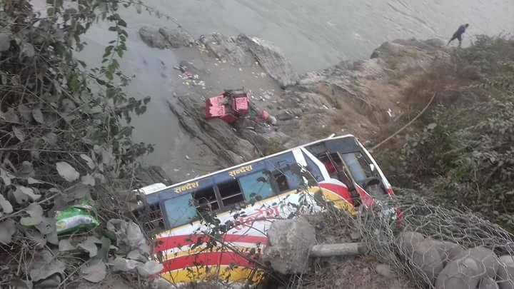 ‘बस दुर्घटनाका पीडित परिवारलाई क्षतिपूर्ति र चालकलाई कार्वाही गर’