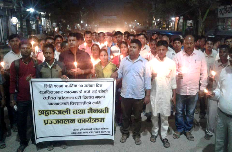 मृतकहरुको स्मरणमा विभिन्न संस्थाद्वारा मैनबती प्रज्जवलन