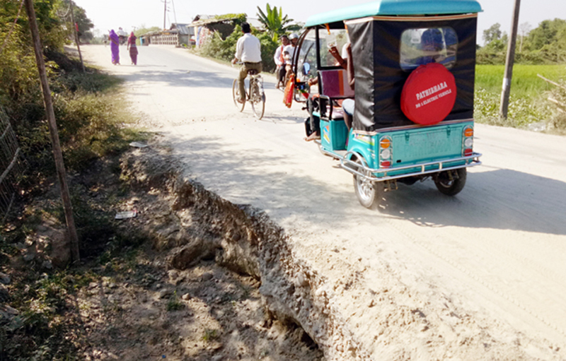 भत्किएको महिनौं वितिसक्दा पनि बनेन सडक