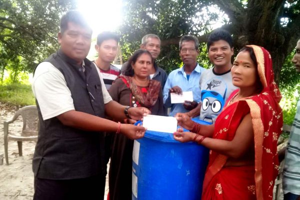 किसानलाई नगद सहित कम्पोष्ट किट हस्तान्तरण