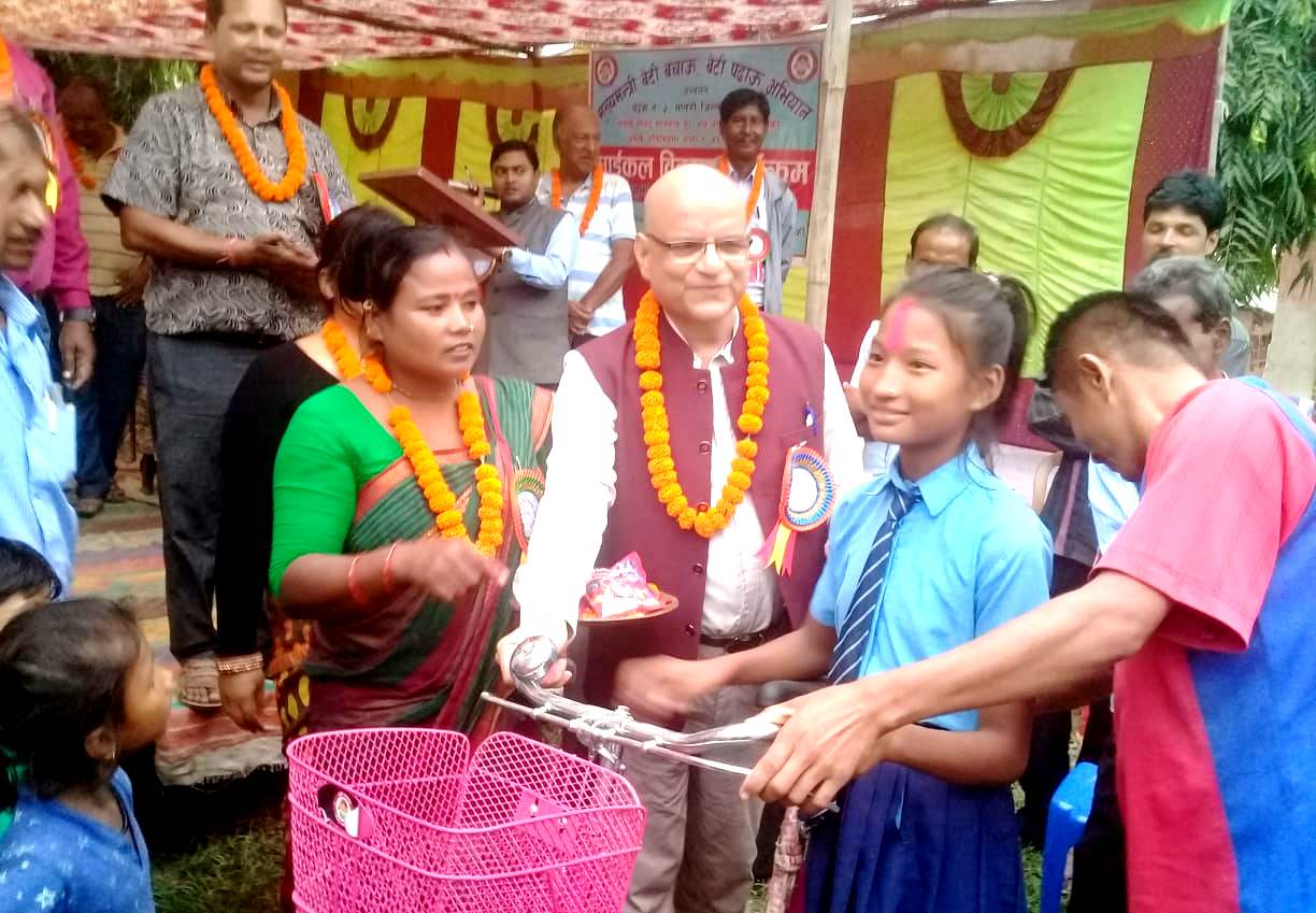 साईकल वितरण सामाजिक रुपान्तरणमा कोशे ढुङ्गाः सांसद यादव