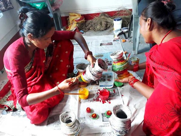 फोहोरमा फालिने सामग्रीबाट आकर्षक सामान बनाउँदै महिलाहरु