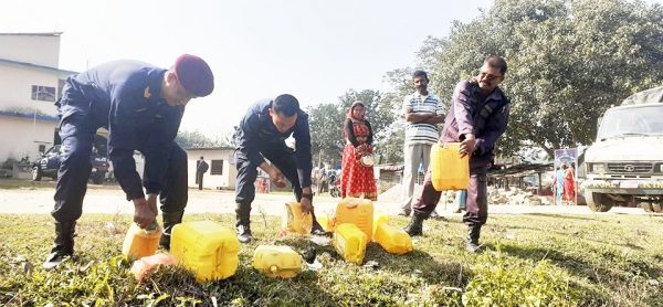 प्रहरीद्वारा अवैध घरेलु मदिरा नष्ट