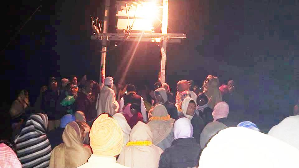 बलान बिहुलको दिघिया टोलमा बत्ती बलेको खुशीयाली
