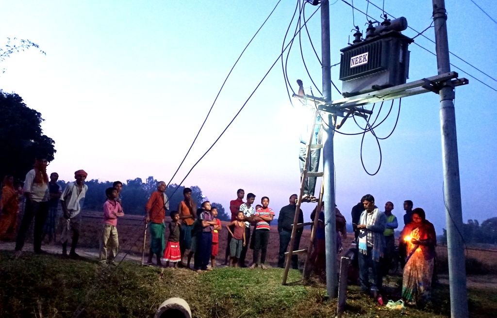 मोहनपुरमा टोलमा बल्यो विजुली बत्ती