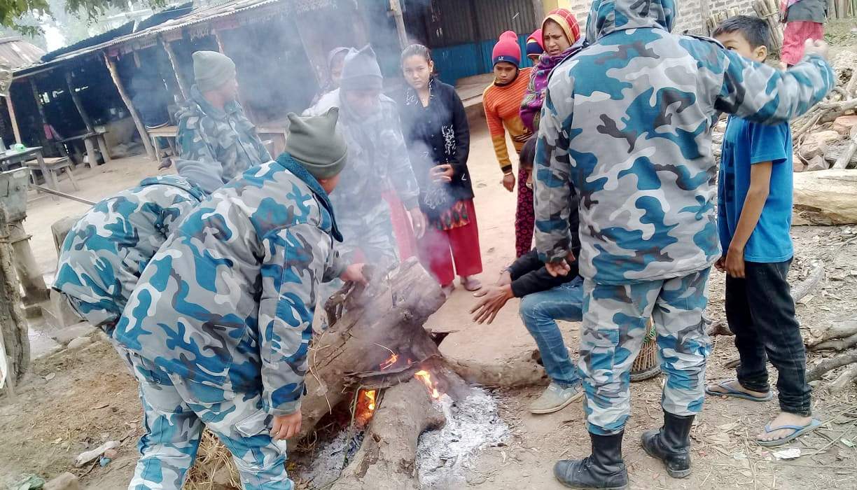 ठण्डीबाट जोगिन सशस्त्र प्रहरीद्वारा दाउरा वितरण