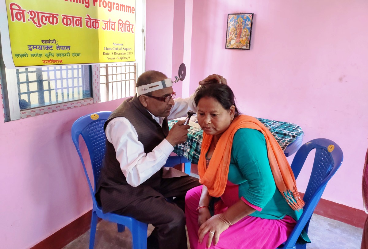 लायन्स क्लवद्वारा राजविराजमा निःशुल्क कान शिविर
