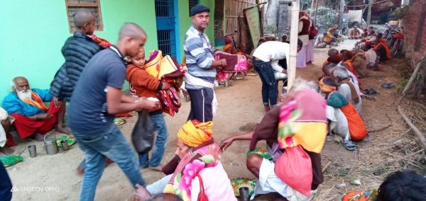 यादव दम्पत्तीद्वारा वृद्ध एवम् साधुलाई कम्बल वितरण