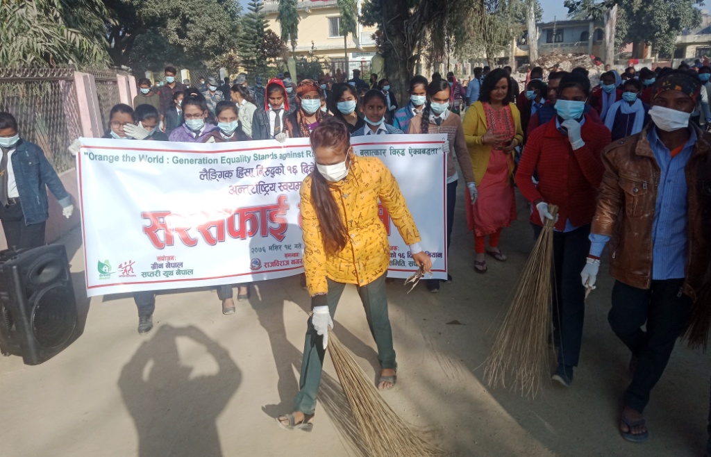 राजविराजमा कुचो बढार्दै सचेतनामूलक कार्यक्रम