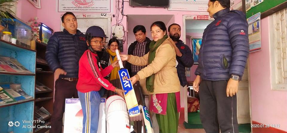 सबलद्वारा बाल क्रिकेटर गोलु सिंहलाई खेल सामग्री