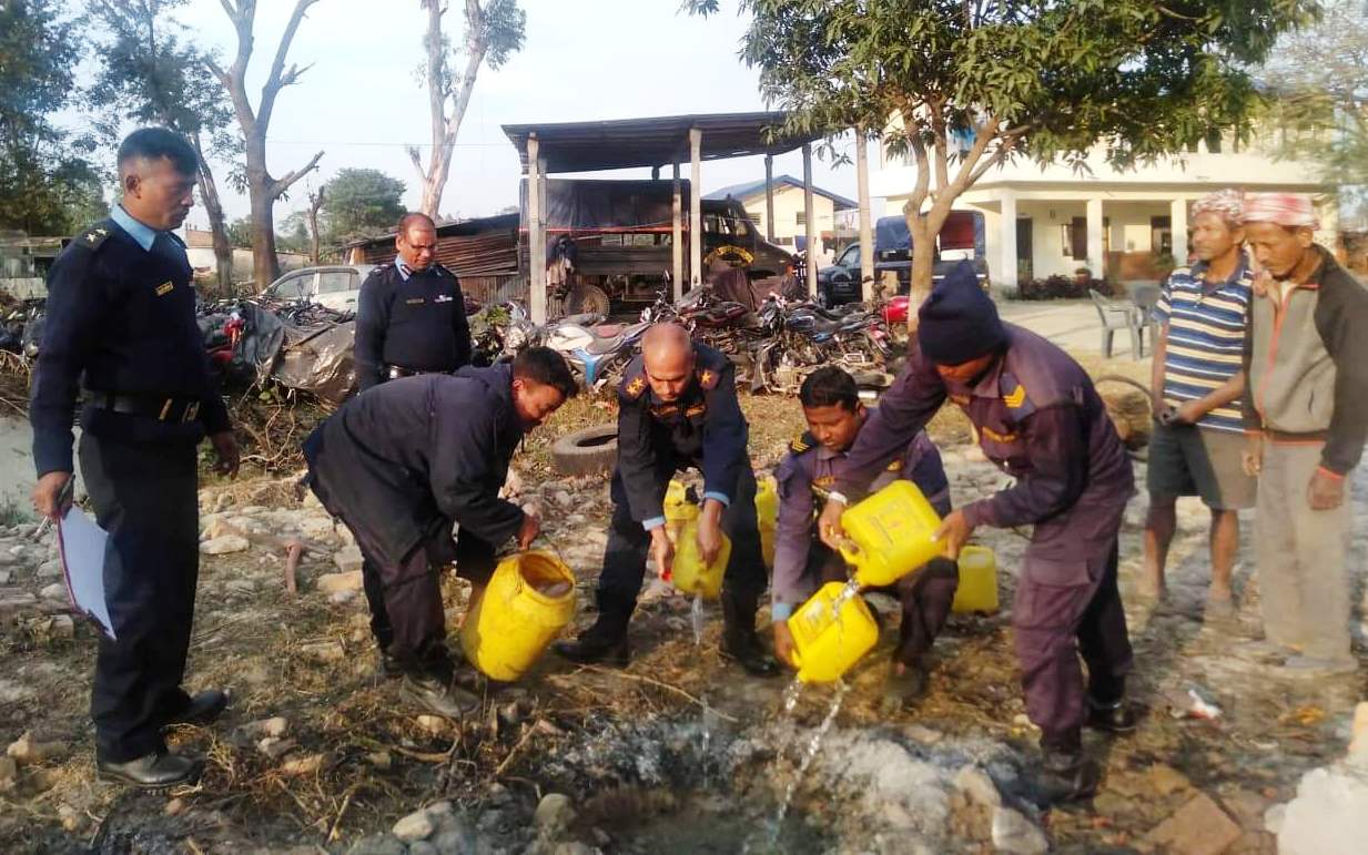 प्रहरीद्वारा १ सय २० लिटर अवैध मदिरा नष्ट