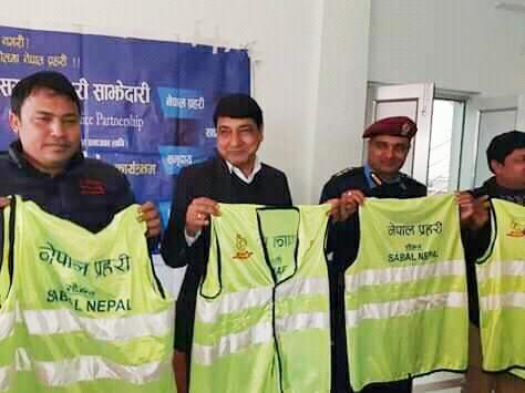 प्रहरीलाई फ्लोरेन्ट ज्याकेट हस्तान्तरण