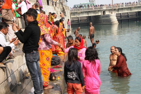 कोसी स्नान गर्न ब्यारेजसहितका स्थानहरुमा सर्वसाधारणको भीँड