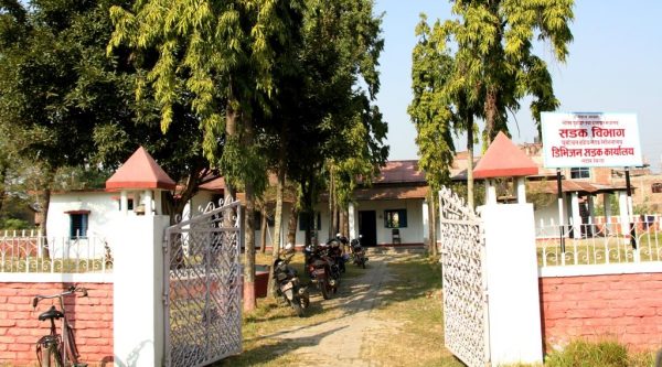 सडक डिभिजनका प्रमुखसहित तीन जना घुससहित पक्राउ