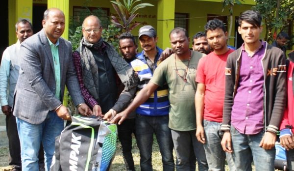 तिलाठी कोइलाडी गाउँपालिकाद्वारा क्रिकेट टिमलाई खेल सामग्री