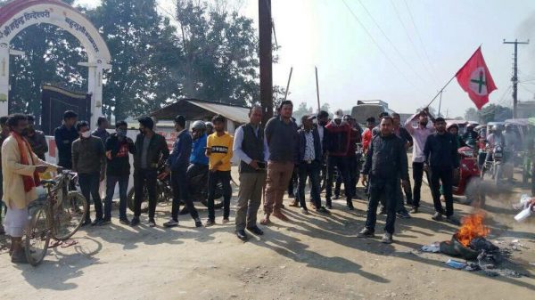 नेविसंघद्वारा राजविराज-कुनौली सडक अवरुद्ध