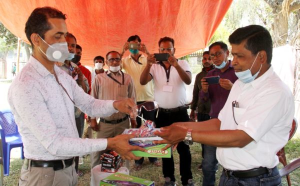 स्वास्थ्यकर्मी, सुरक्षाकर्मी र मिडियाकर्मीलाई शेरु खानको चश्मा