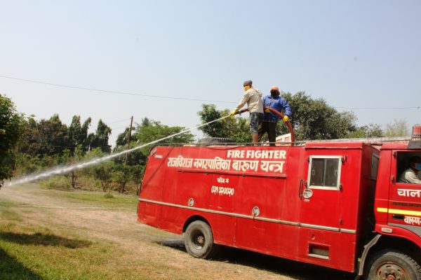 राजविराज नगरपालिकामा किटनाशक औषधी छर्किदै