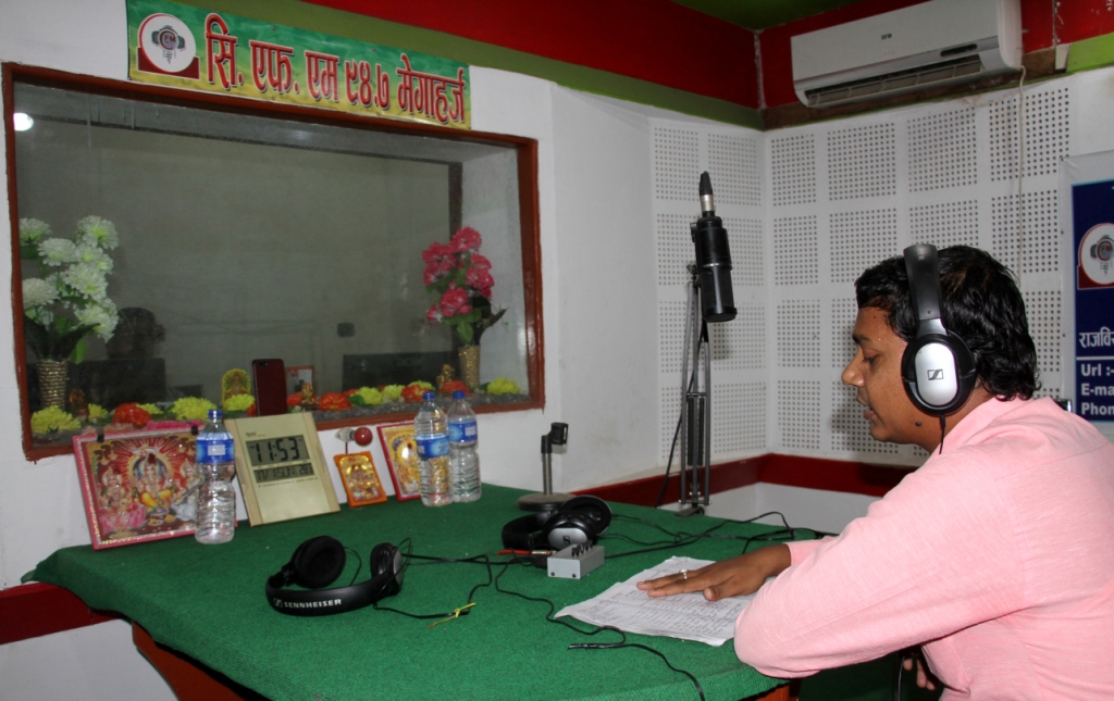 विद्यार्थीहरुलाई एफएमबाटै पढाउन थालियो