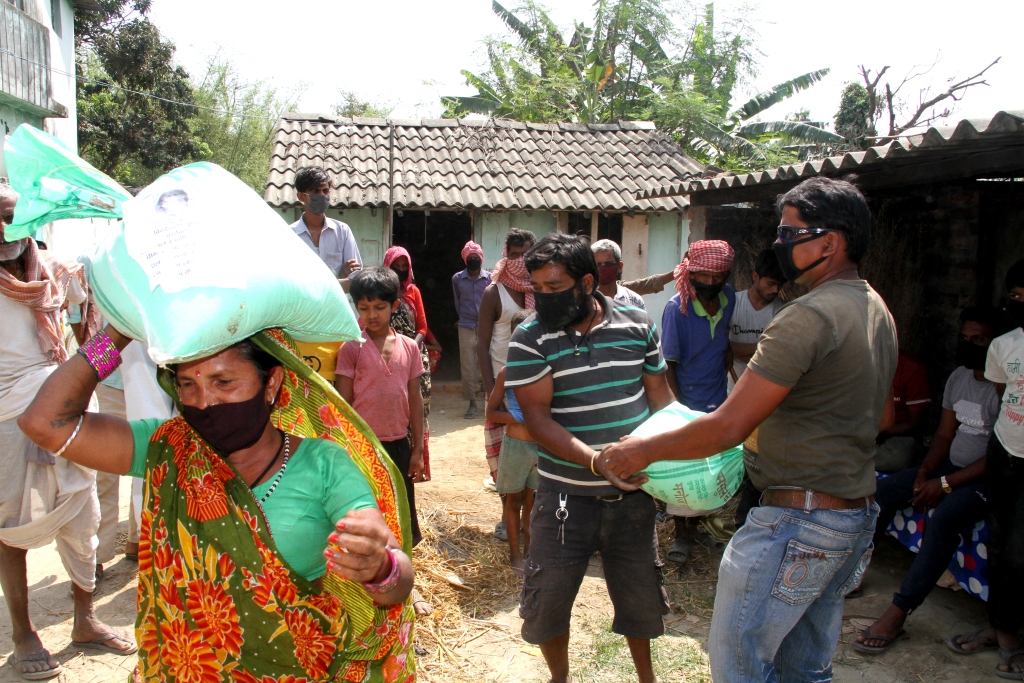 फर्निचर व्यवसायी बिन्देश्वर शर्माद्वारा सय परिवारलाई राहत वितरण