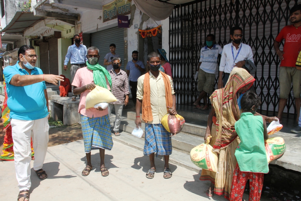 ज्येष्ठ नागरिक सुमनदेवीद्वारा विपन्नलाई राहत