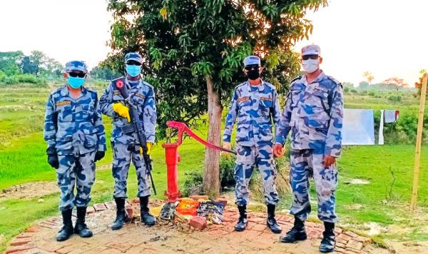 प्रदेश सांसद अभिशेकद्वारा प्रहरीलाई खानेपानीको व्यवस्था
