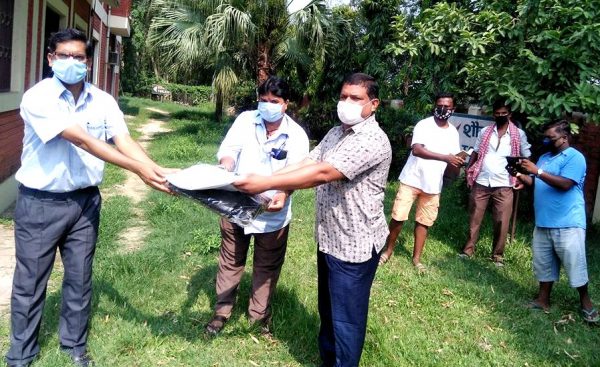 राजनीतिकर्मी यादवद्वारा आँखा अस्पताललाई पिपिई सहयोग