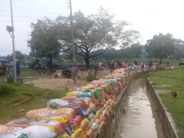 श्रमदान गरेर वाँध मर्मत गर्दै युवा (फोटो फिचर)