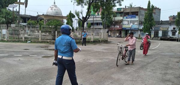 मास्क नलागाई सार्वजनिक स्थलमा निस्केका २५ जना प्रहरीको नियन्त्रणमा