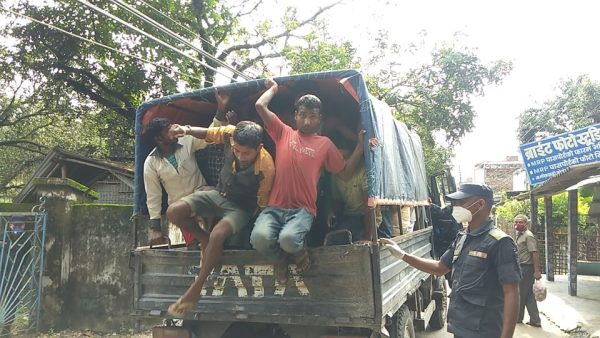 नागरिकलाई कार्यान्वयन गर्न सिकाउने प्रहरी वाटै नियम उलंघन