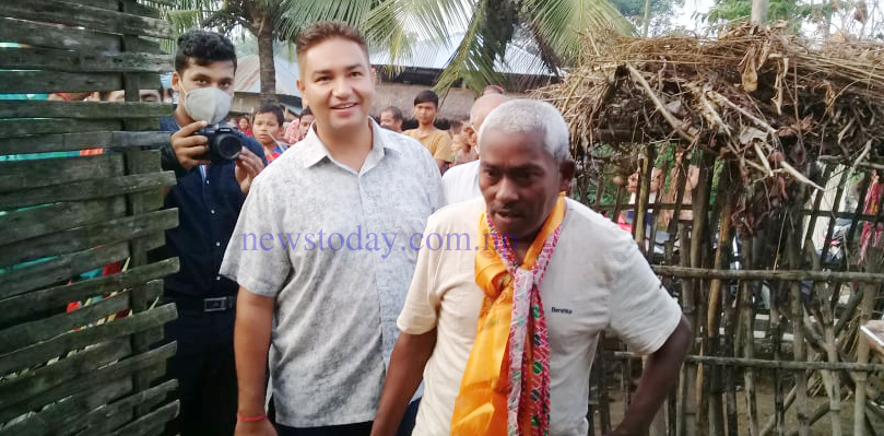 १२ वर्ष साङ्लोमा वाँधेको छोरो २० महिनापछि ठिक भएर आएपछि वृद्ध आमा दङ्ग