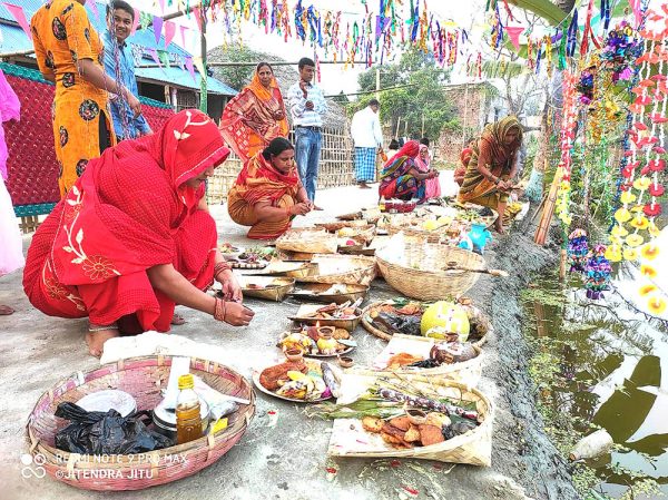 अस्ताउँदो सूर्यलाई अर्घ, आज उदाउँदो सूर्यको पूजासहित छठ समापन