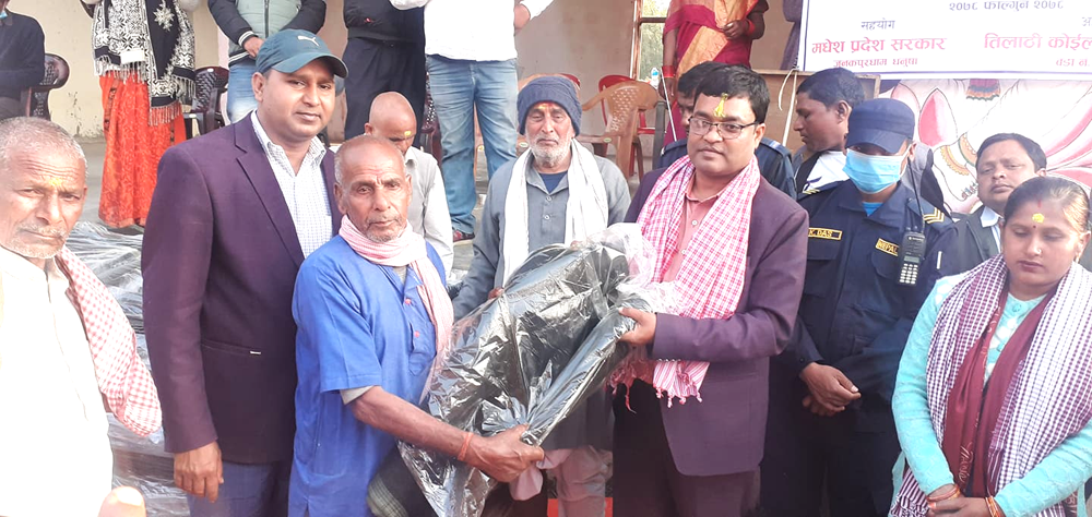 सप्तरीमा अर्थ मन्त्री साहद्वारा तीन सय जनालाई कम्वल वितरण