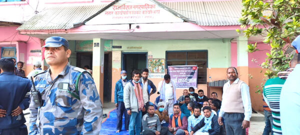 मजदूर संघद्वारा राजविराज नगरपालिकाको कार्यालय अगाडि धर्ना