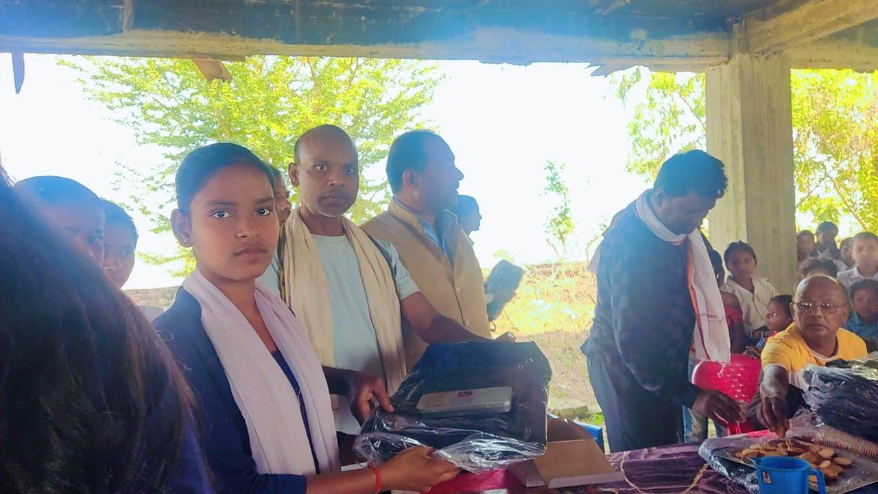 माध्यमिक विद्यालय वभनागामाकट्टीका १ सय ४३ जना छात्रछात्रालाई झोला र औजार बक्स वितरण