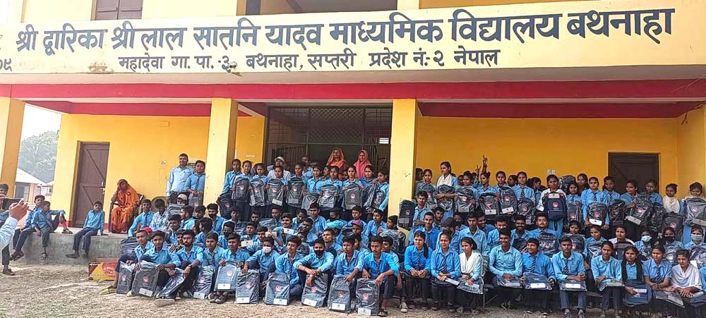 मावि बथनाहा र तोपाका छात्रछात्राहरुलाई झोला तथा औजार बक्स वितरण