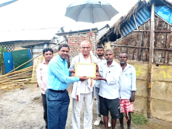 मानव अधिकार आयोगका सदस्य ठाकुरले रामको घरमा गरे भोजन, धर्मिहल्फाको सम्मान